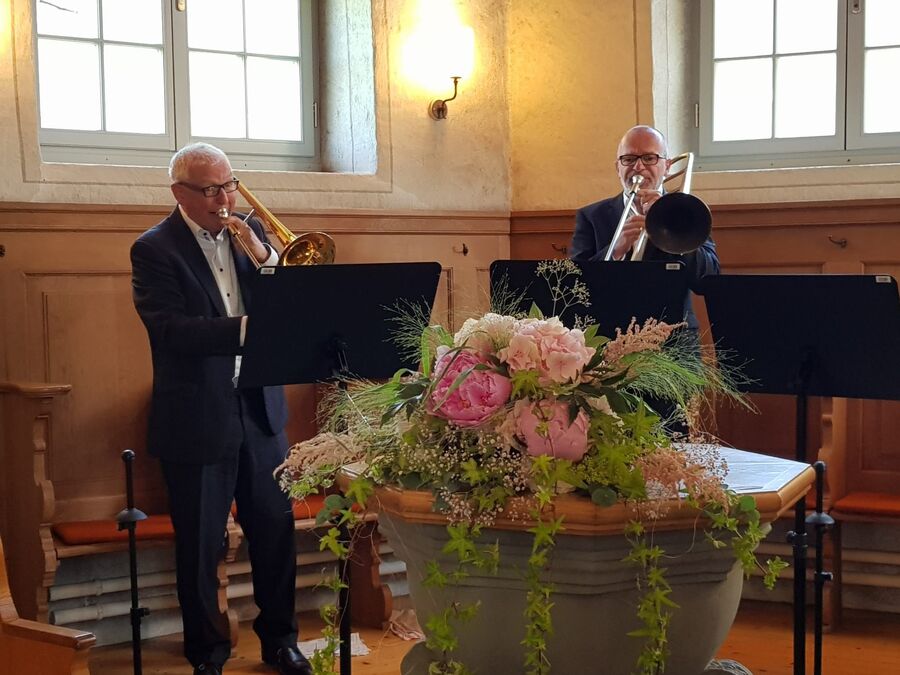 Zwei Musiker von Funbones bei der Trauung