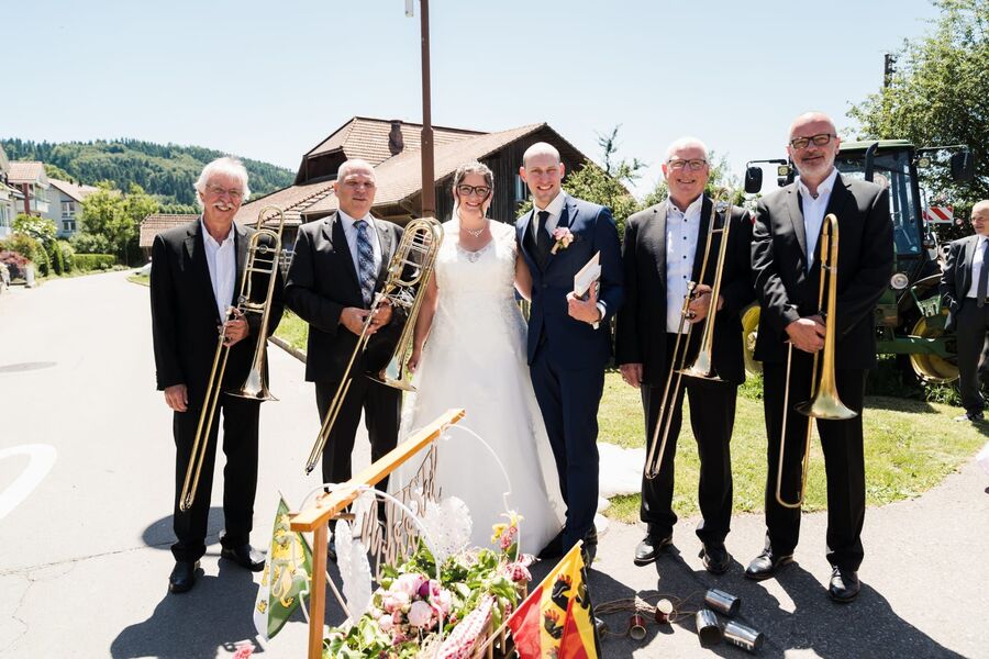 Funbones mit Brautpaar nach der Trauung