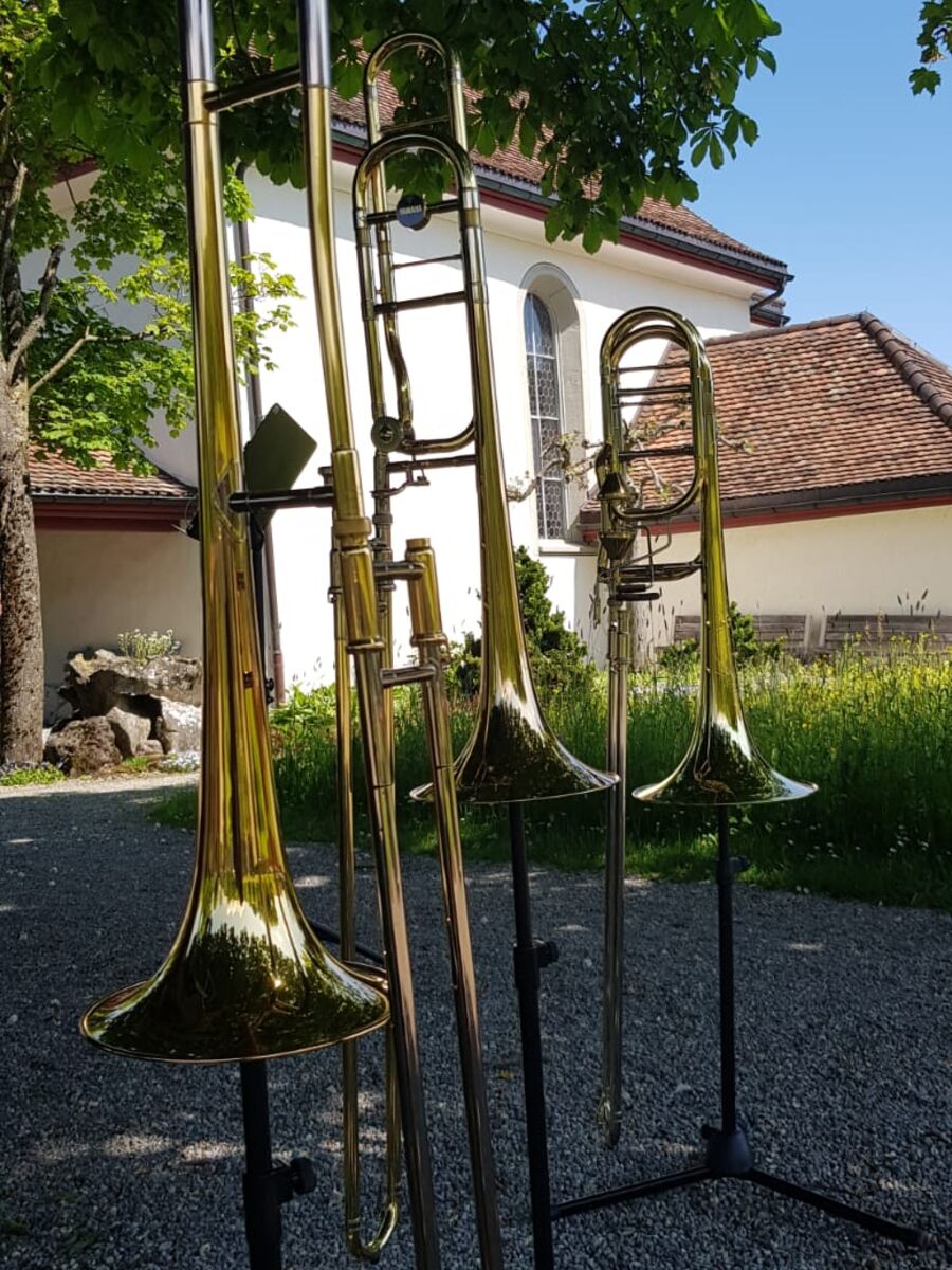 Vier Posaunen von Funbones vor der Kirche Holderbank